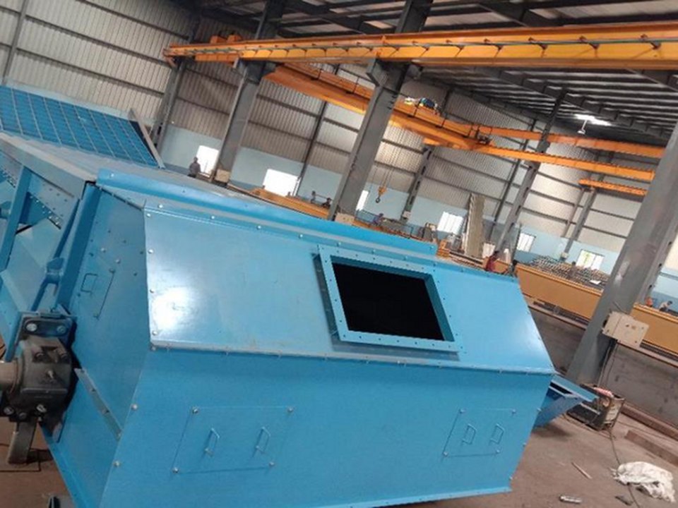 Jib crane workstation in assembly bay